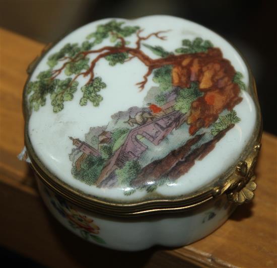 French porcelain snuff box(-)